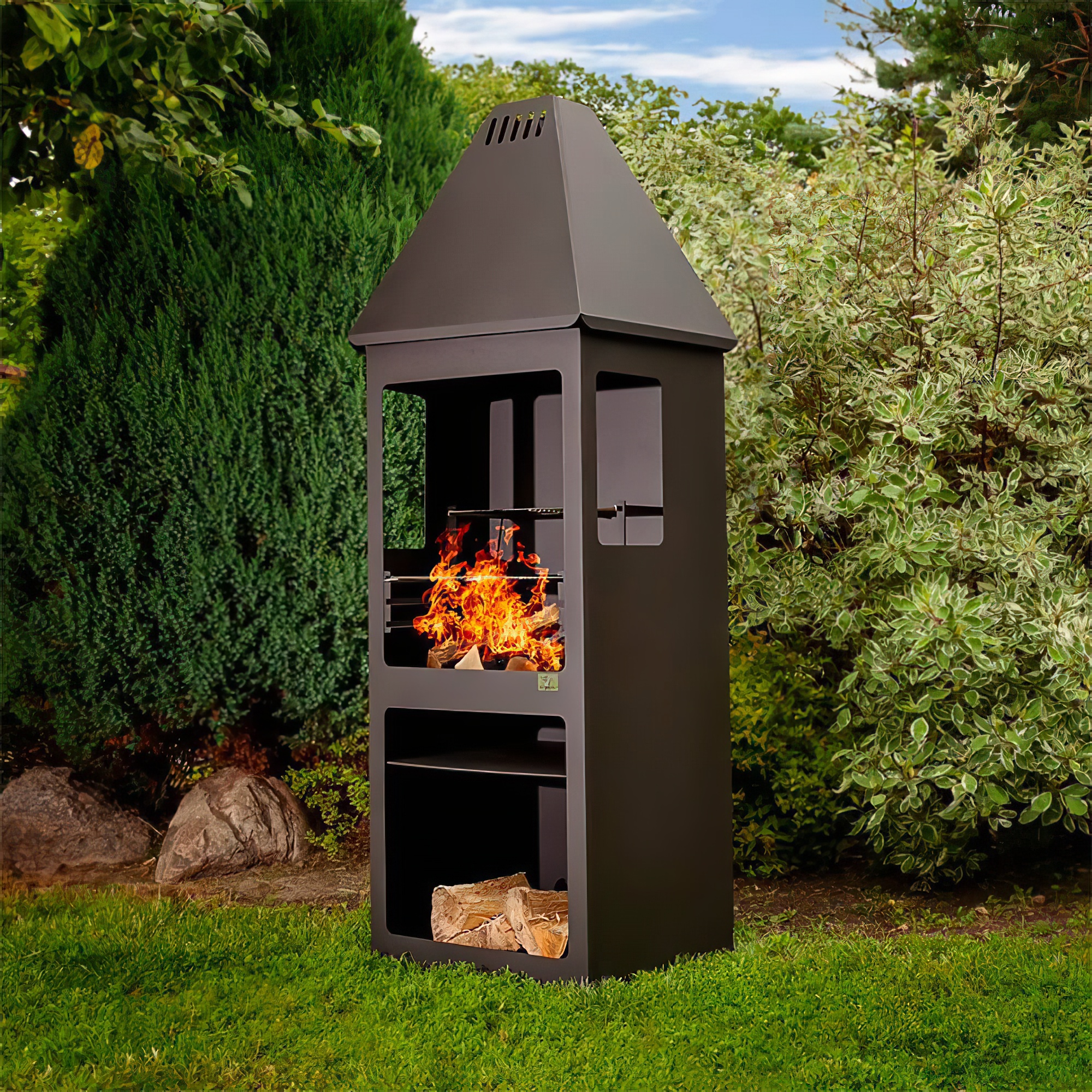 Hausförmiger Gartenkamin aus Stahl mit Grillfunktion und Holzablage - Kutno Gartengrill / Schwarz