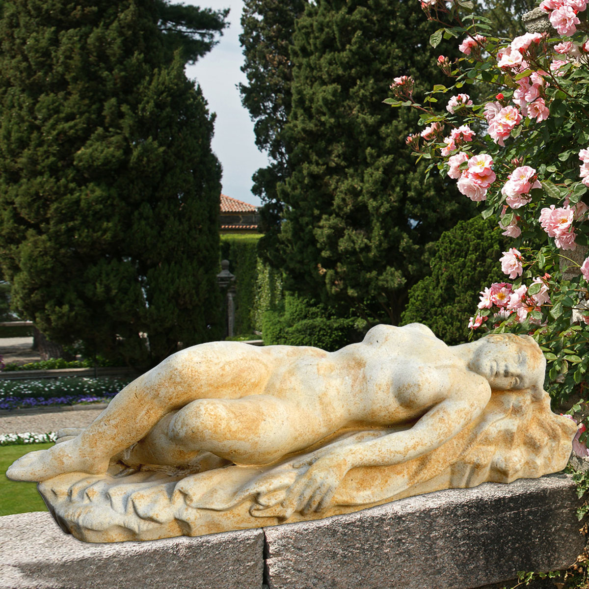 Liegende nackte Steinskulptur in einem gepflegten Garten mit Bäumen und Blumen
