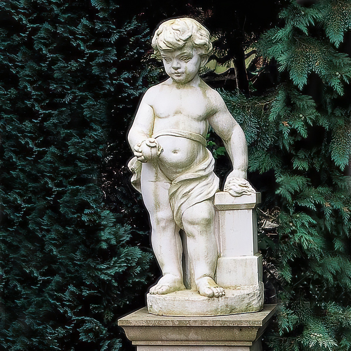 Steinfigur eines Engelskindes mit Früchten, umgeben von Tannen in einem Garten