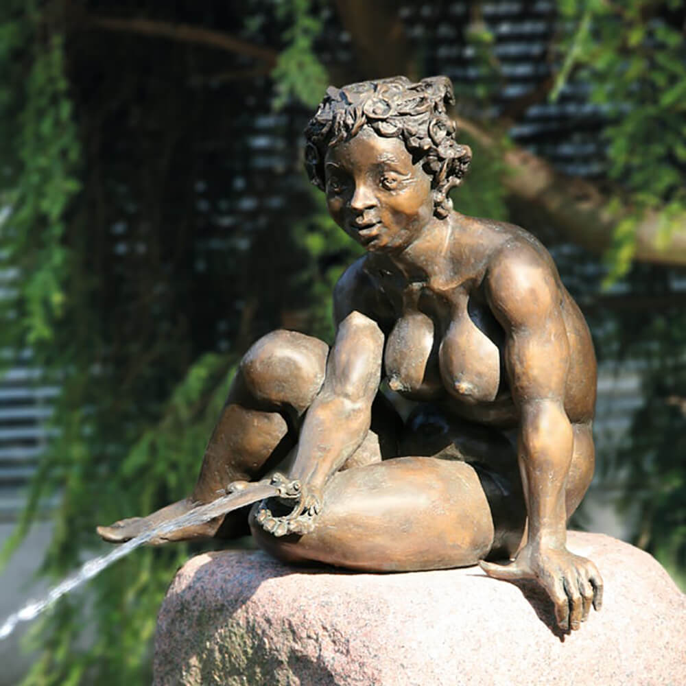 Bronze Aktfigur Mädchen mit Frosch Wasserspeier - Mädchen mit Frosch