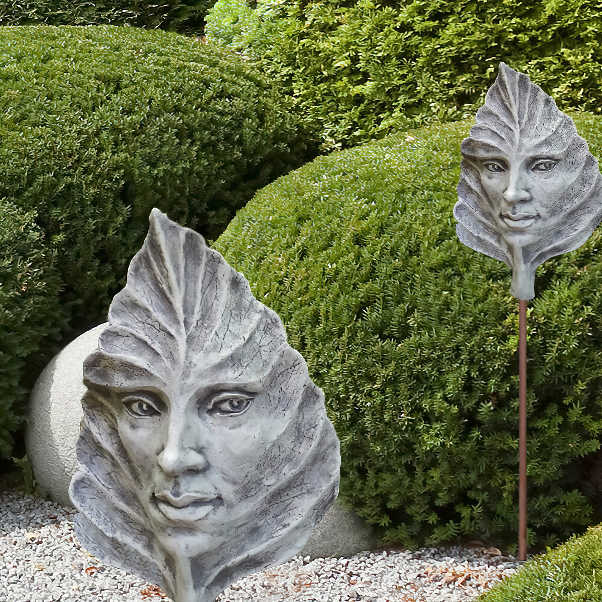 Décoration de jardin artistique en forme de feuille avec un visage humain en pierre, placée dans le jardin