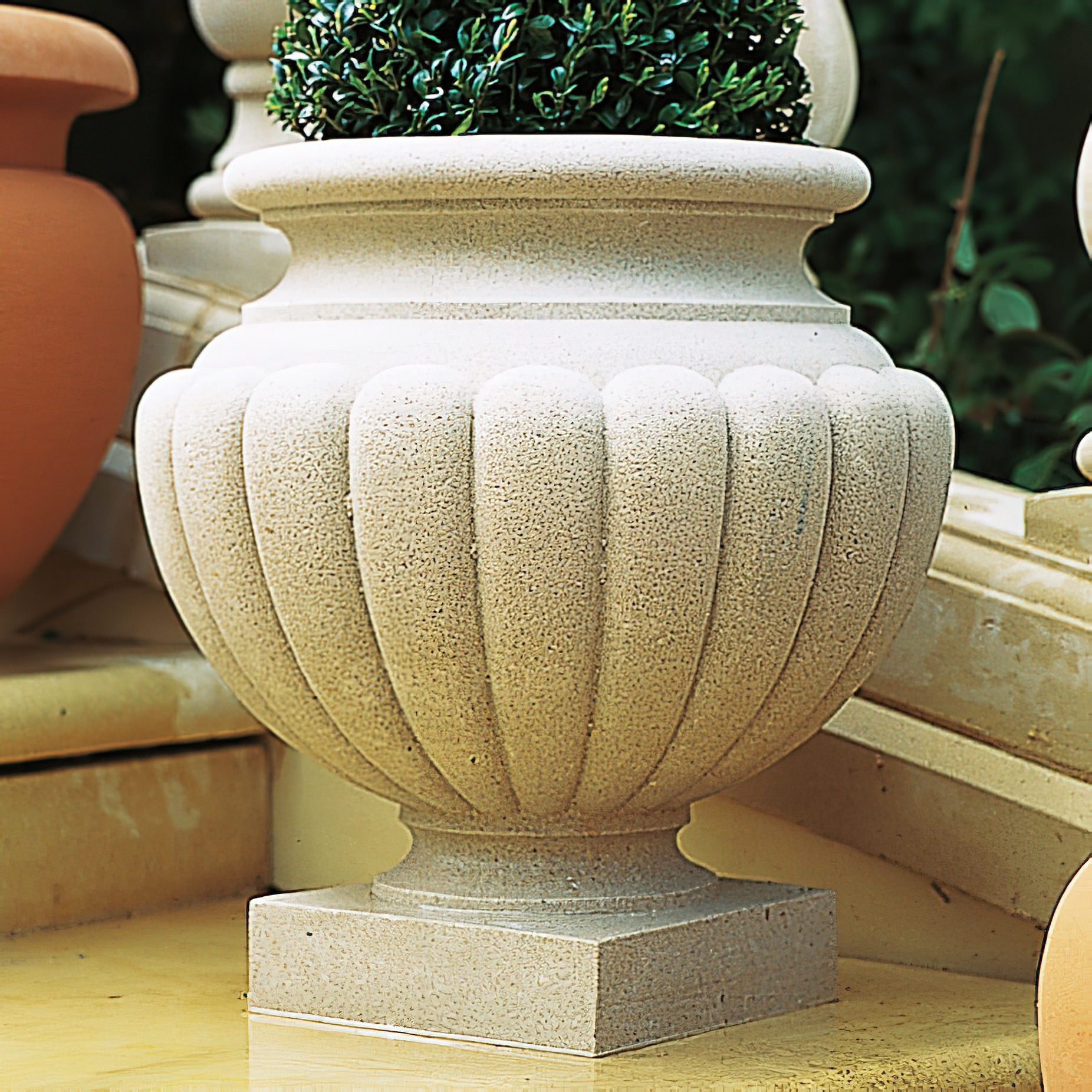 Grande vase de jardin en pierre avec plante, décorative pour l'extérieur