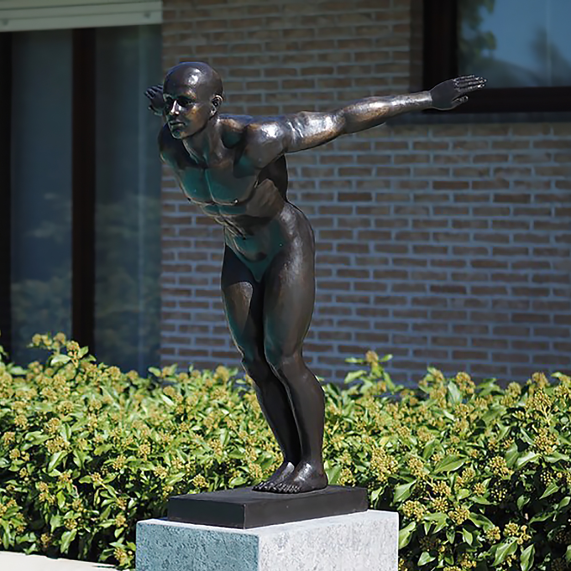 Große Mann Aktfigur - Springer aus Bronze mit dunkler Patina - Turmspringer Rio
