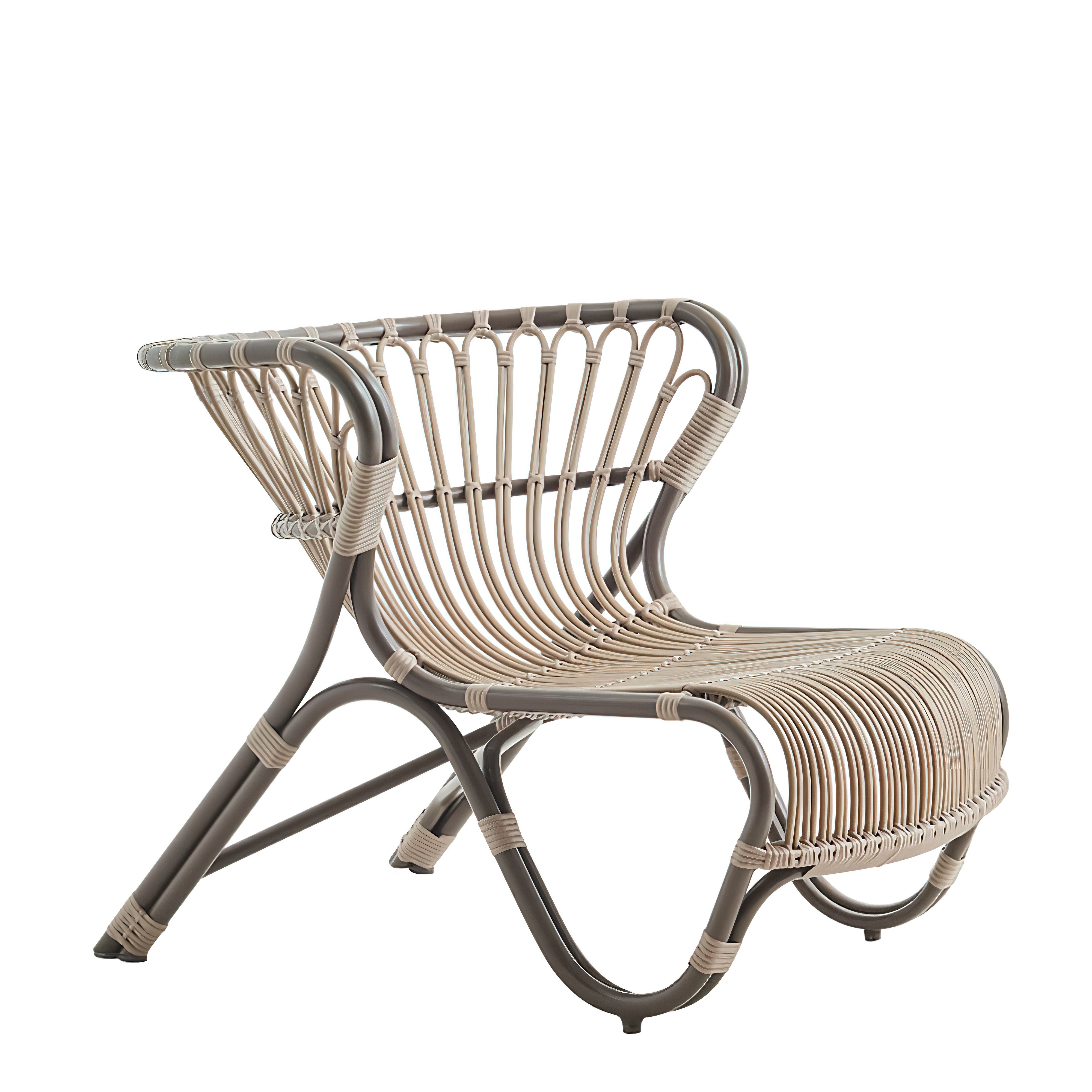 Sedia da giardino in rattan con design elegante, ideale per terrazza o giardino