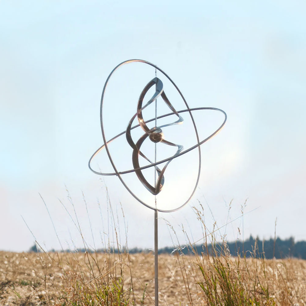 Meridiana elegante con anelli metallici posizionata in un campo aperto