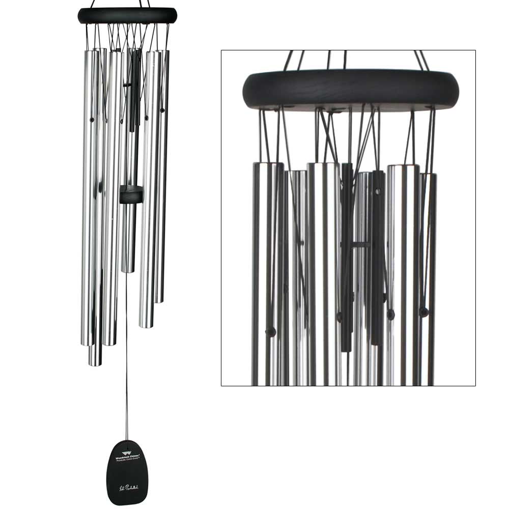 Carillon éolien argenté avec plusieurs tubes métalliques et pièce de fixation noire pour jardin