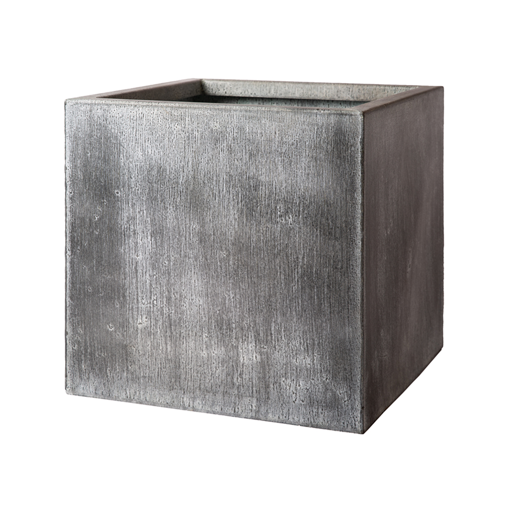 Semplice vaso da giardino grigio a forma di cubo in cemento