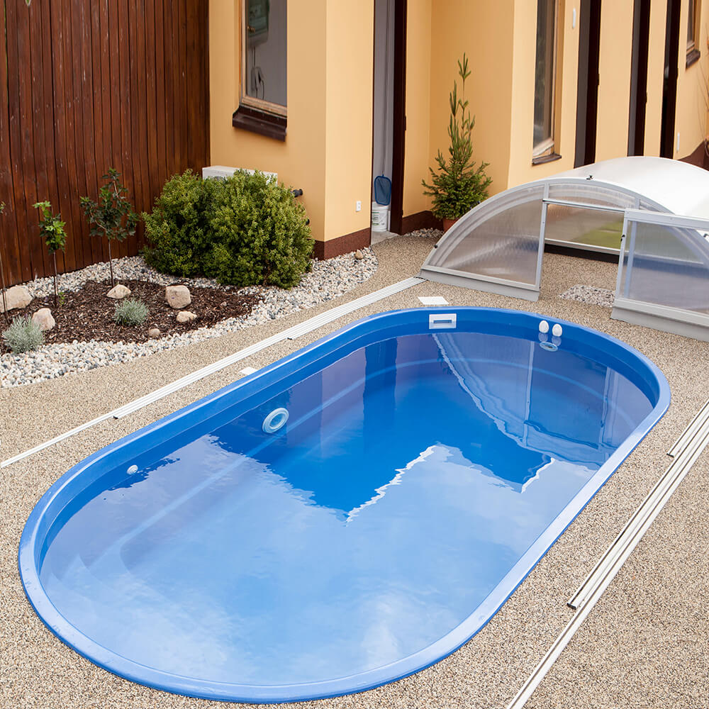 Ein eingebauter blauer Gartenpool mit klarem Wasser und Überdachung im patio Bereich