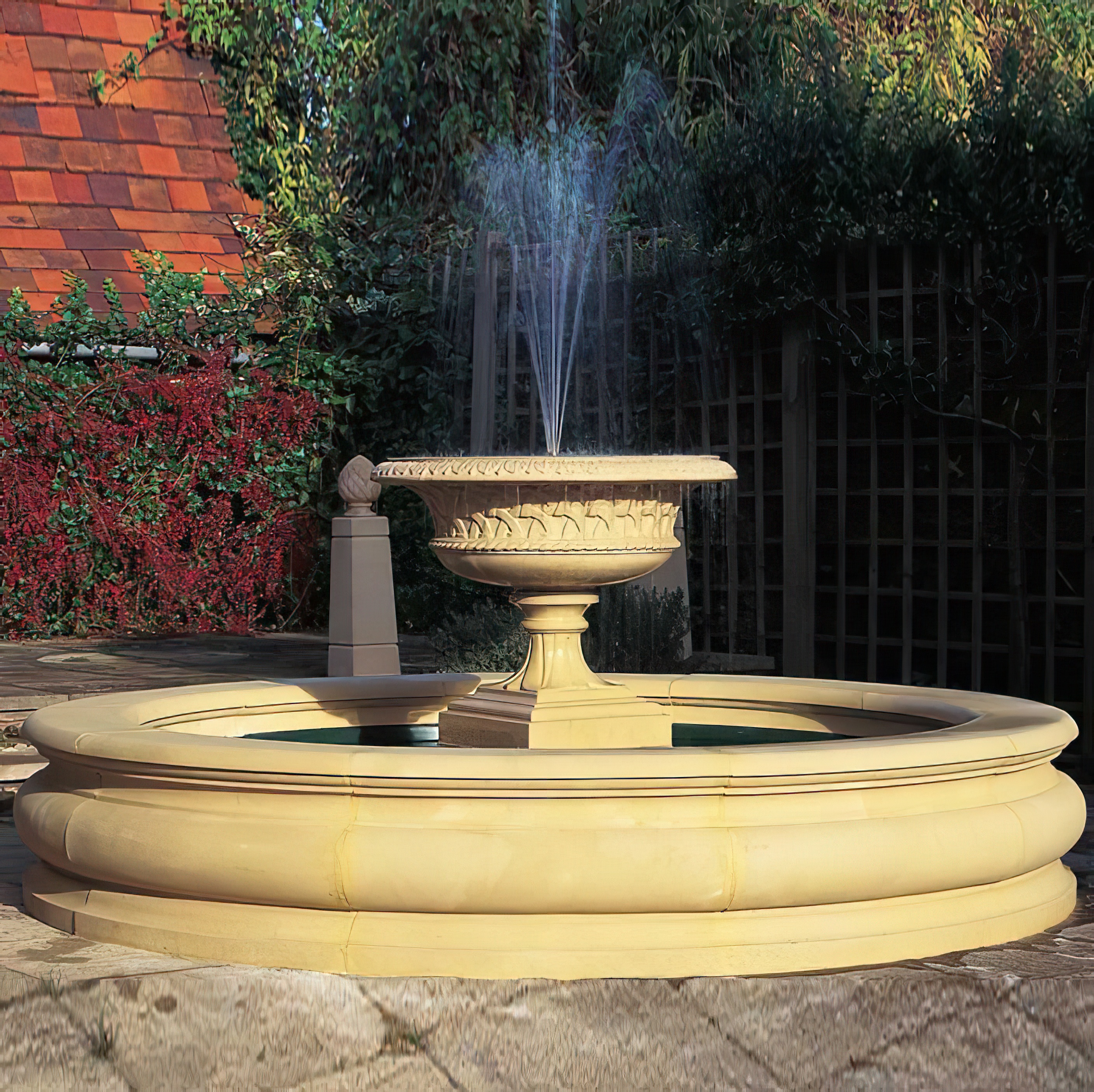Runder Naturstein-Gartenbrunnen mit zentralem Wassersprudler im Garten