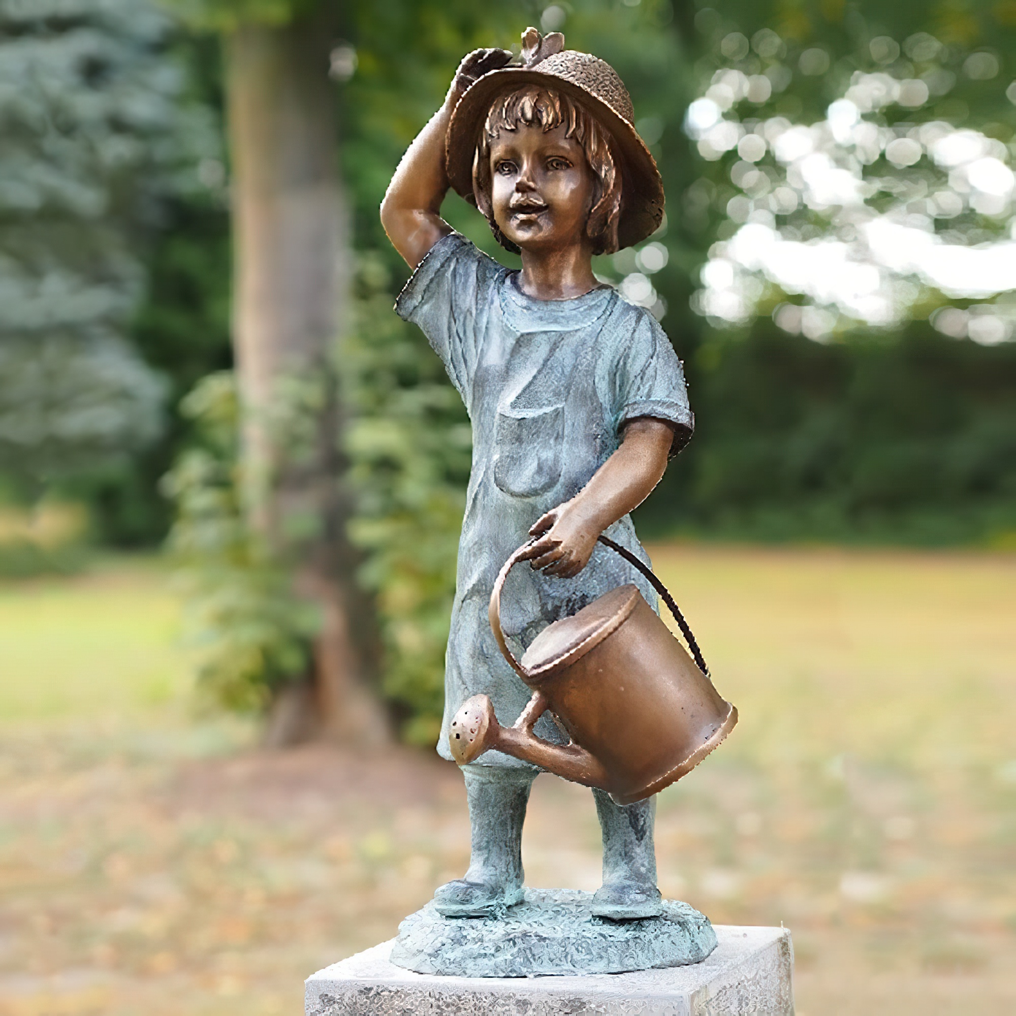 Bronzefigur eines kleinen Mädchens mit Hut und Gießkanne, dekorativ im Garten platziert
