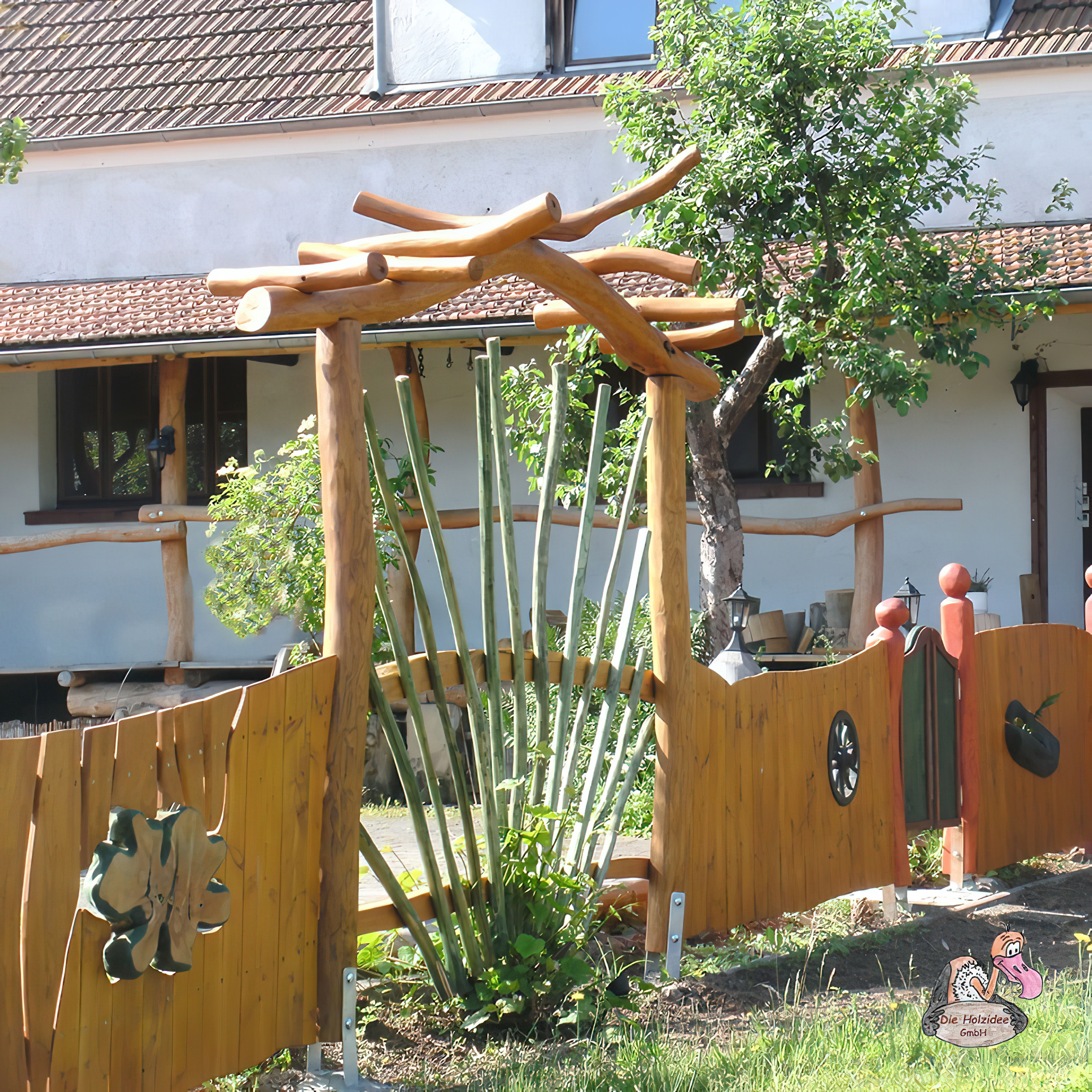 Lattenzaun aus Eiche und Mahagoni mit Schwingtüren und Pergola - Zaun Lobo