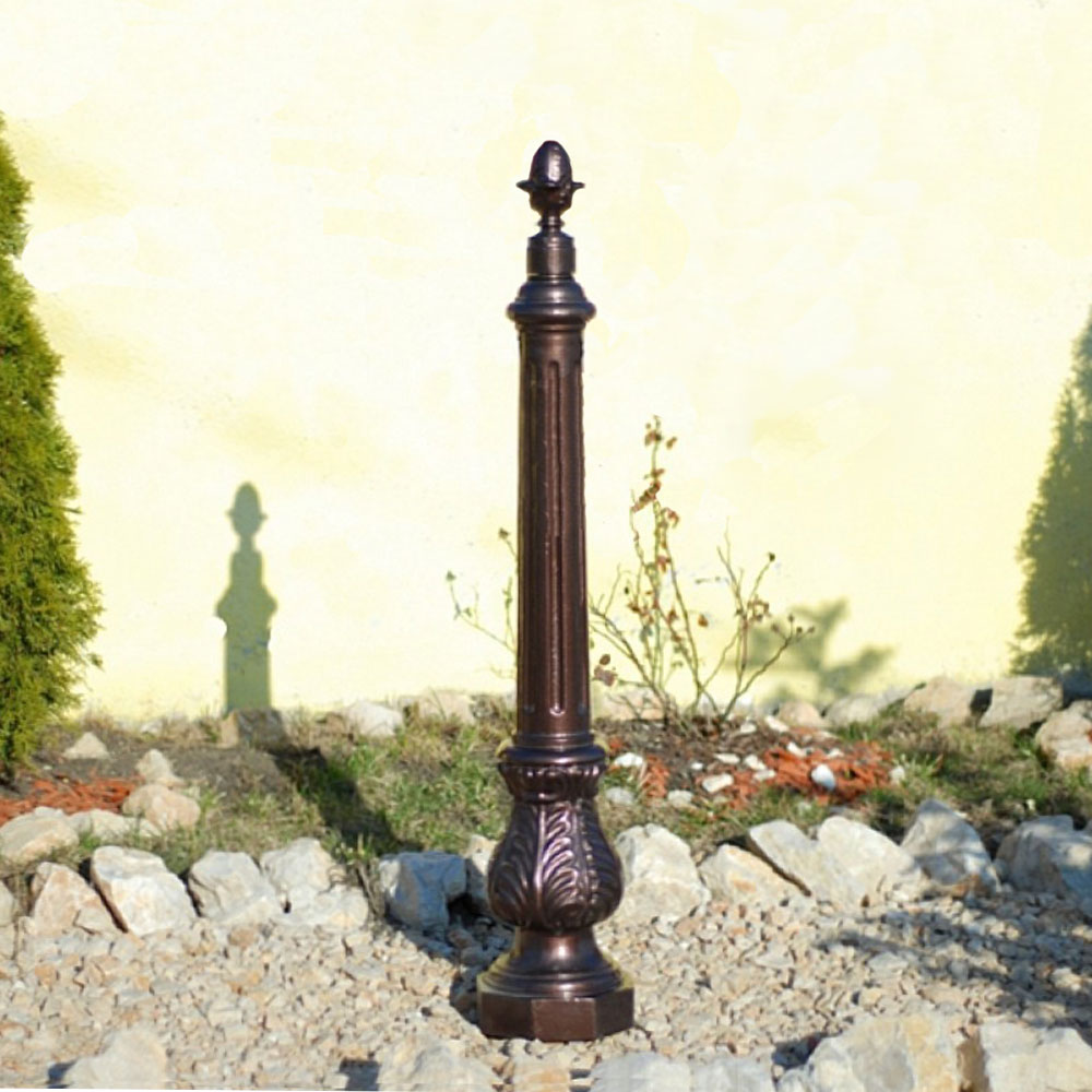 Belle fontaine de jardin haute en métal brun dans un jardin de gravier