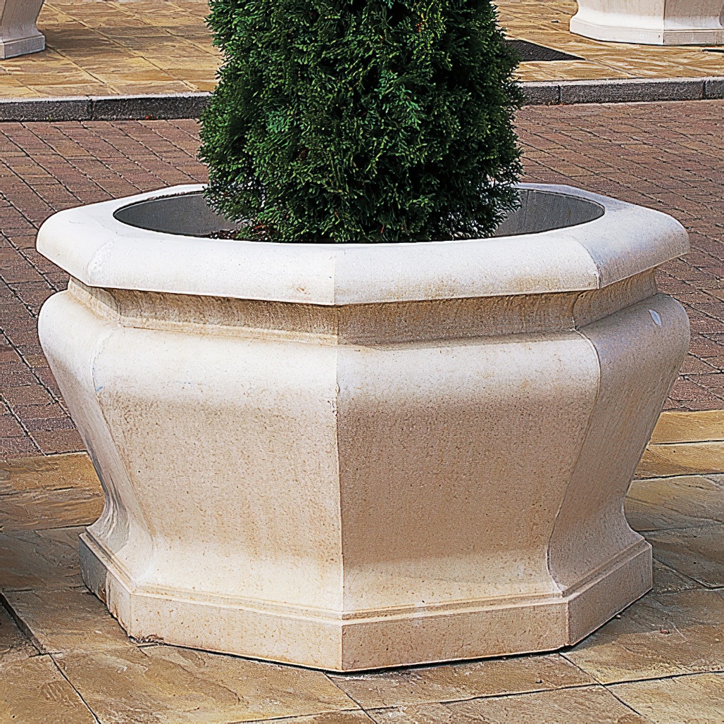 Beiger Stein-Pflanztopf im Garten mit einem Nadelbaum