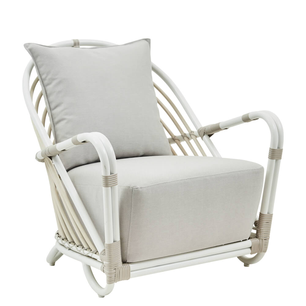 Fauteuil de jardin moderne en rotin blanc avec coussins clairs et confortables
