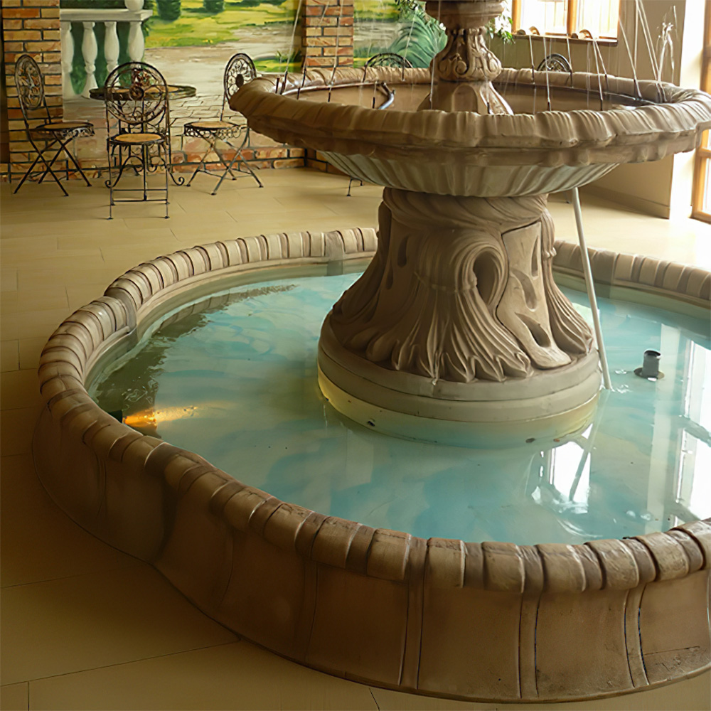 Grande fontana in pietra con acqua in un giardino con mobili da giardino
