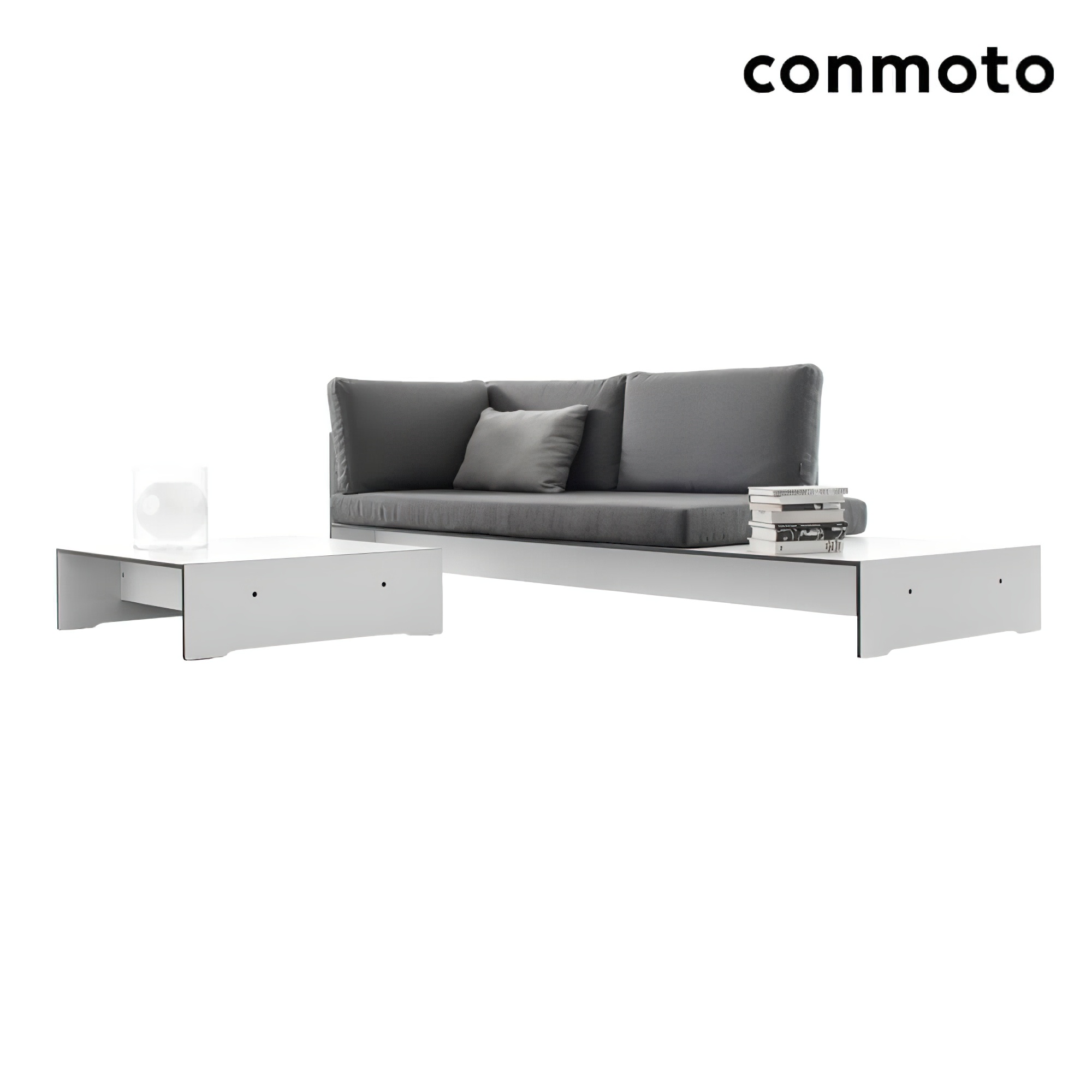 Canapé de jardin gris avec coussins et tables d'appoint blanches, design minimaliste