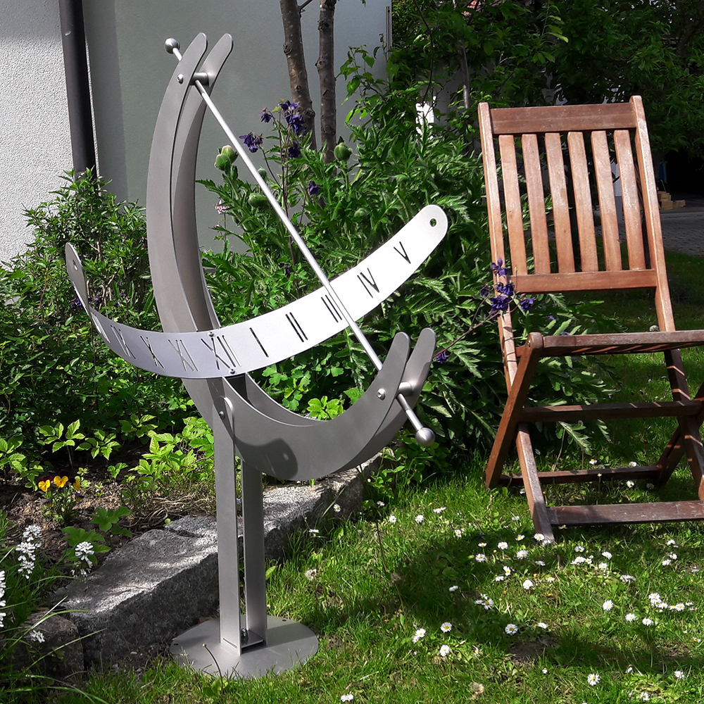 Große Sonnenuhr aus Edelstahl elegant mit römischen Ziffern - Millenium-600