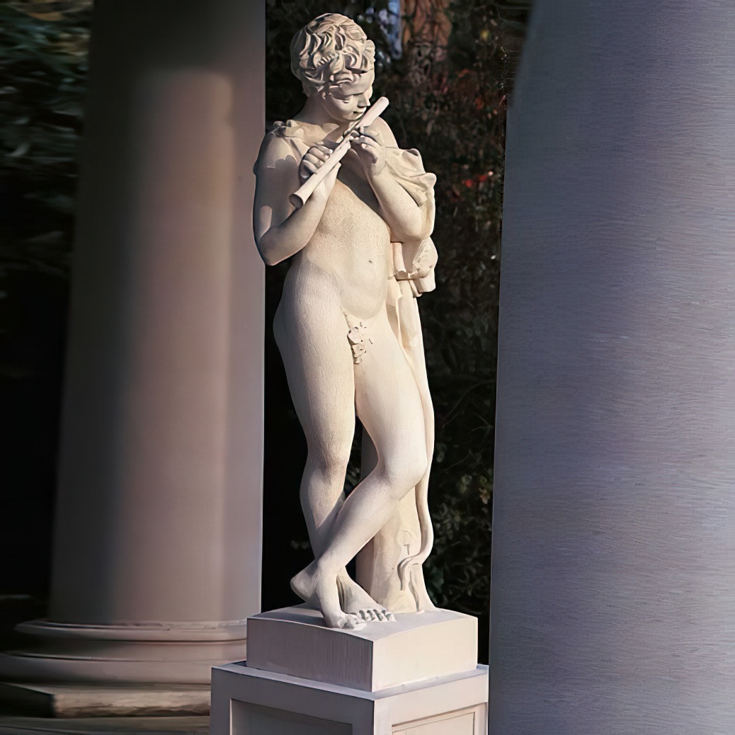 Statue en marbre blanc d'un garçon nu jouant de la flûte, entourée de colonnes dans un jardin