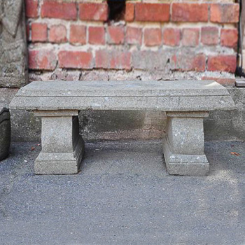 Schöne Bank aus Stein Unikat handbehauen