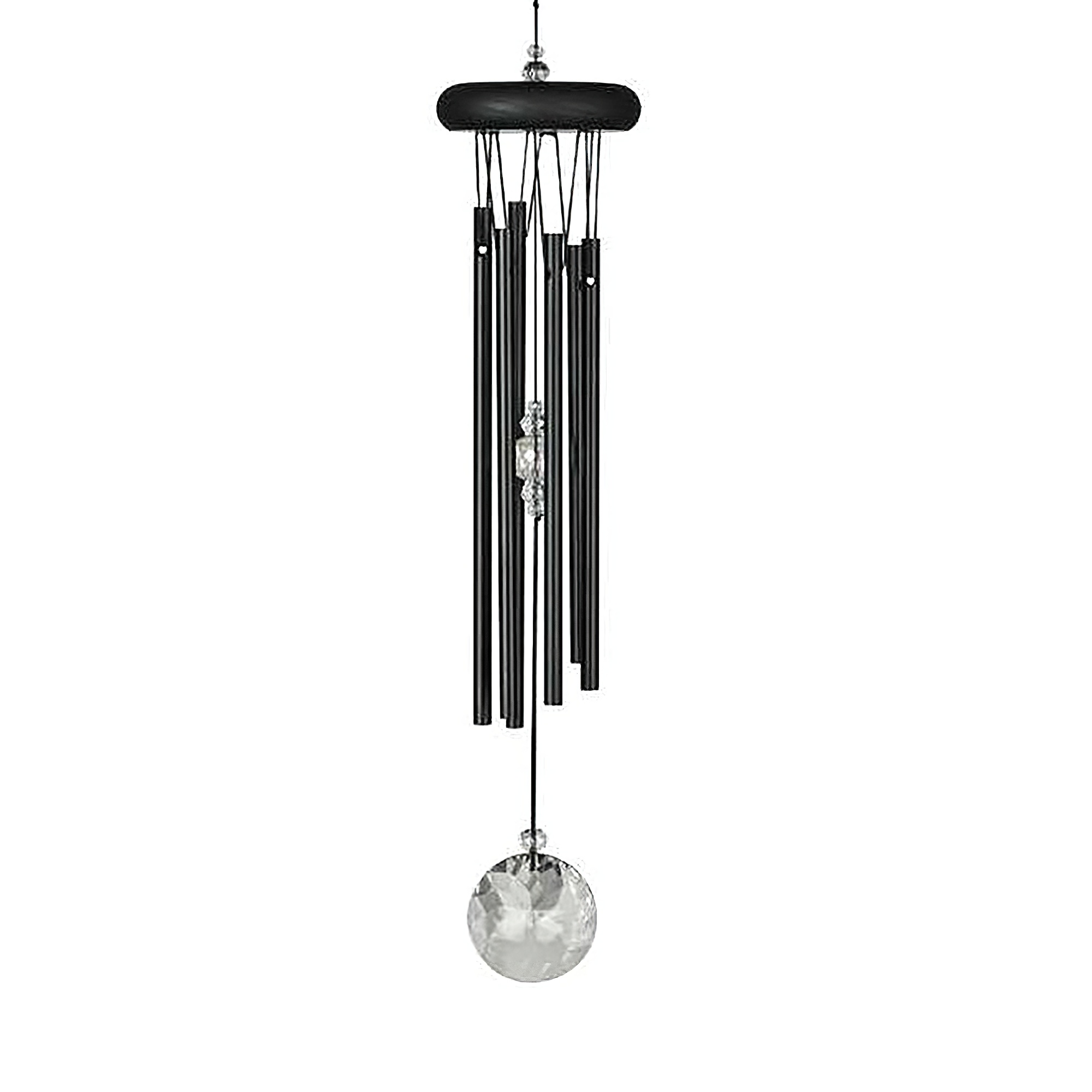 Schwarzes Windspiel mit vier Metallrohren und klarem Glaskristall im Garten