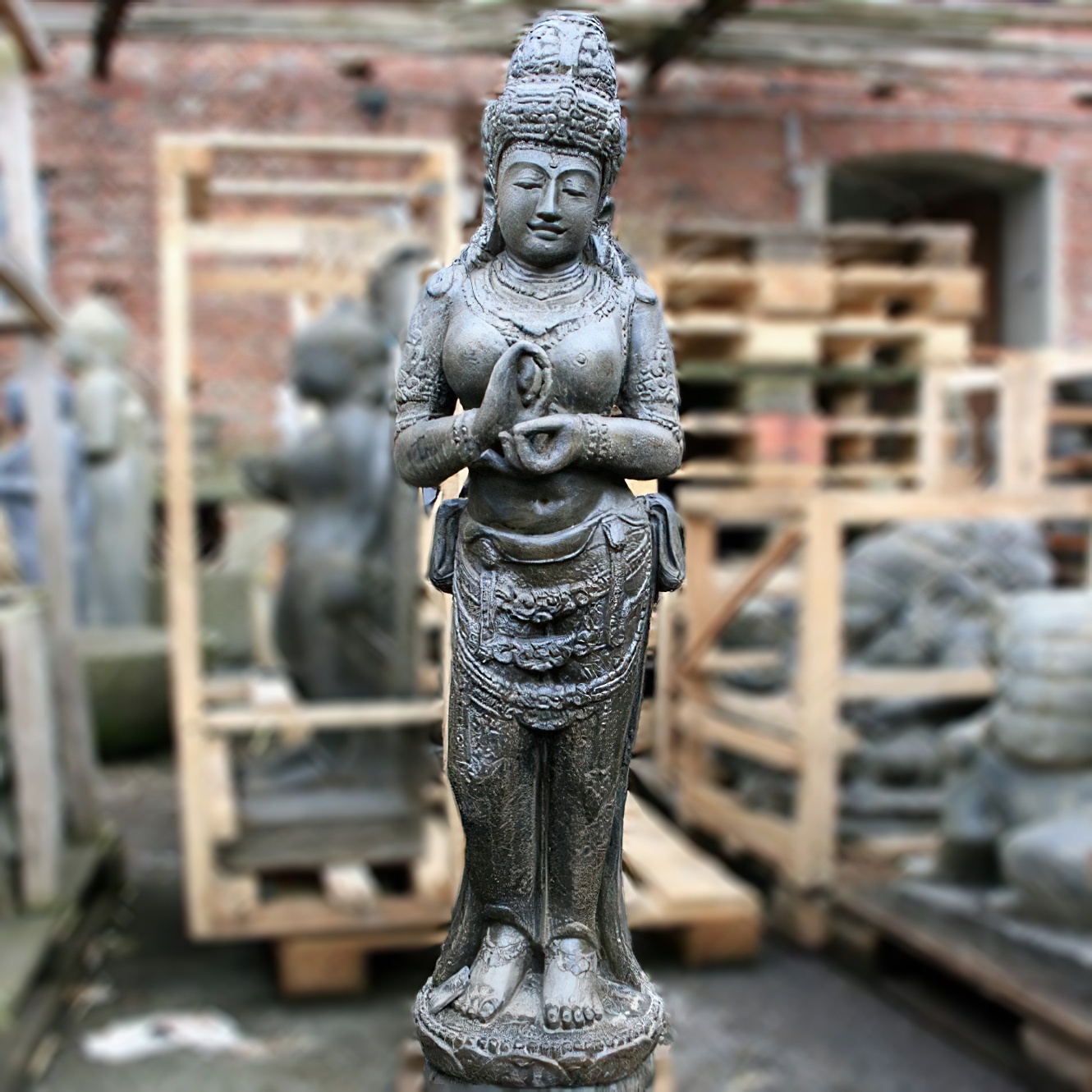 Statue de jardin asiatique en pierre finement détaillée dans un atelier