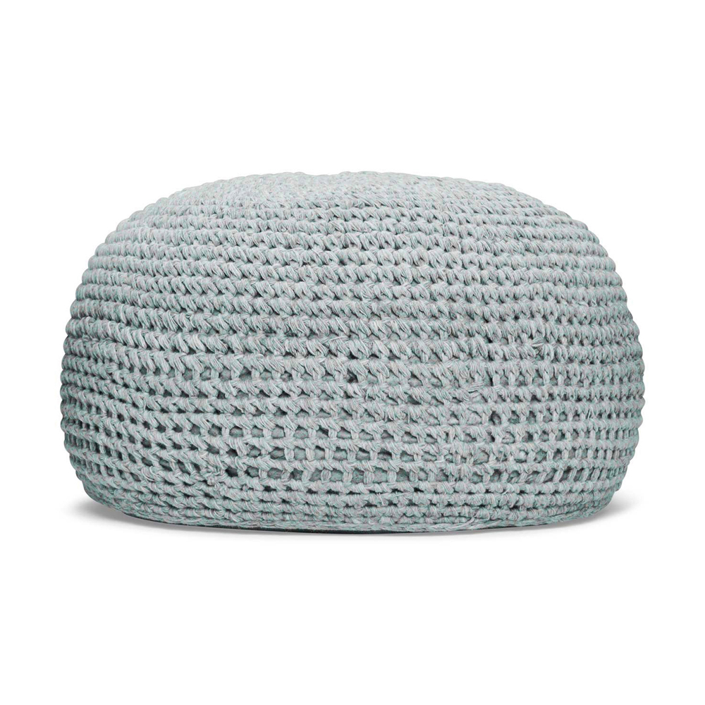 Runder, grauer gestrickter Pouf als Gartenmöbel