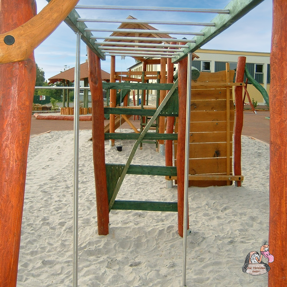 Struttura da gioco in legno con sabbia nel giardino