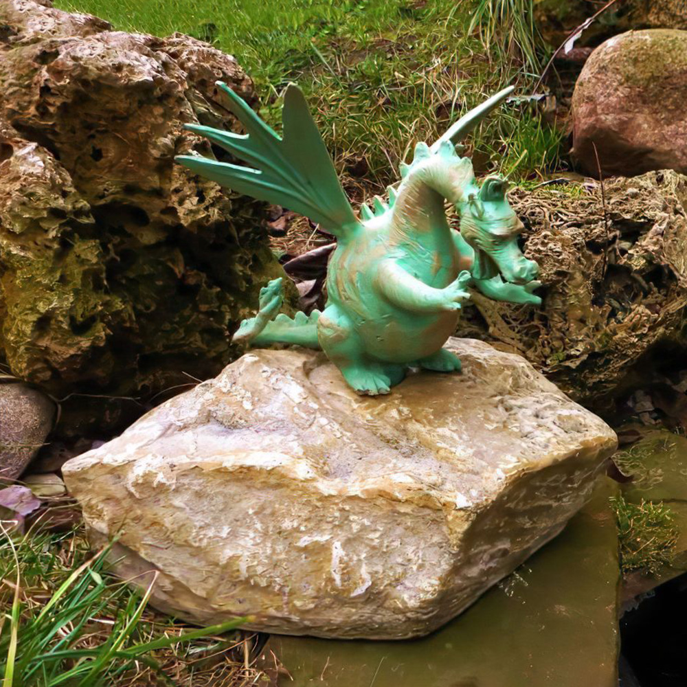 Drachenfigur mit ausgebreiteten Flügeln aus Steinguss - Wasserspeier auf Stein - Fedos / Ottona