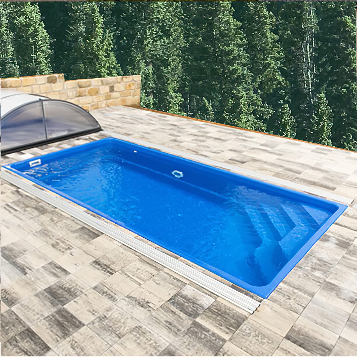 Ein moderner blauer Einbau-Pool mit rutschfestem Rand, umgeben von Terrasse und Hecken im Garten