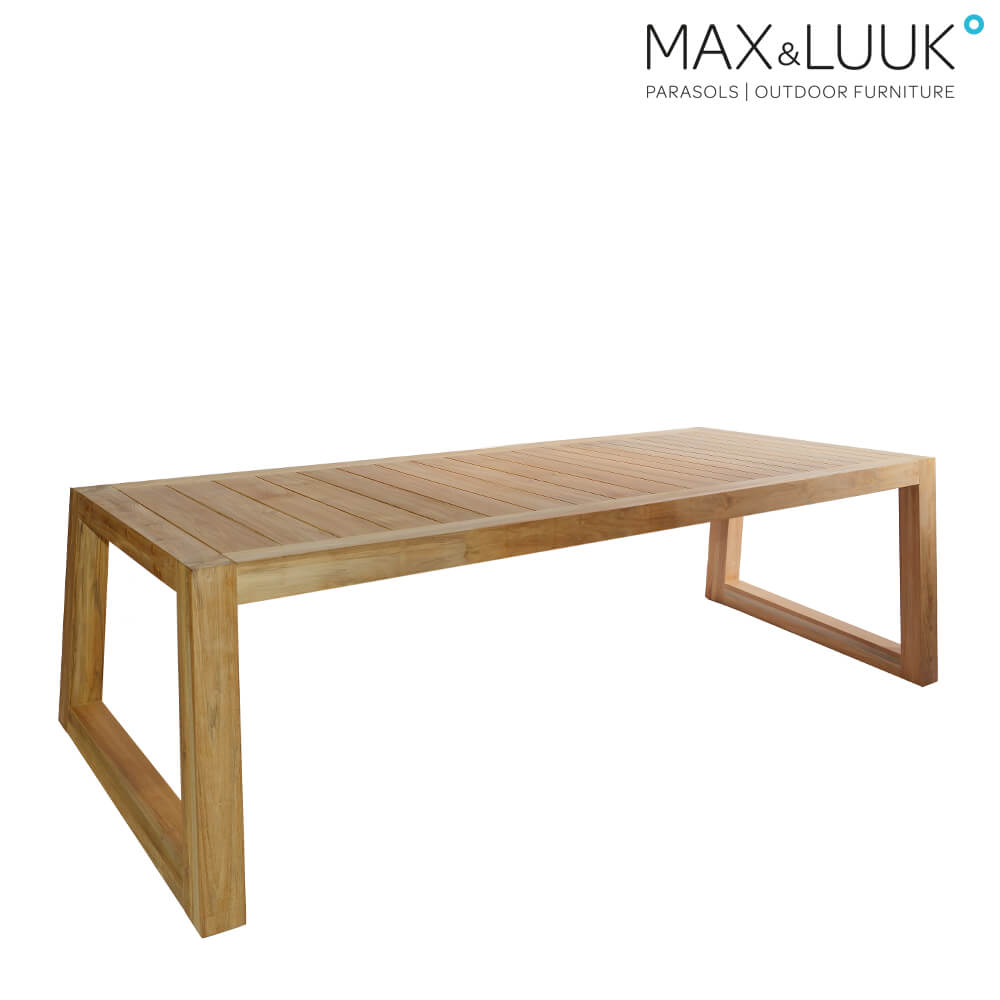 Großer moderner Gartentisch aus Holz mit rechteckiger Form und schrägen Beinen