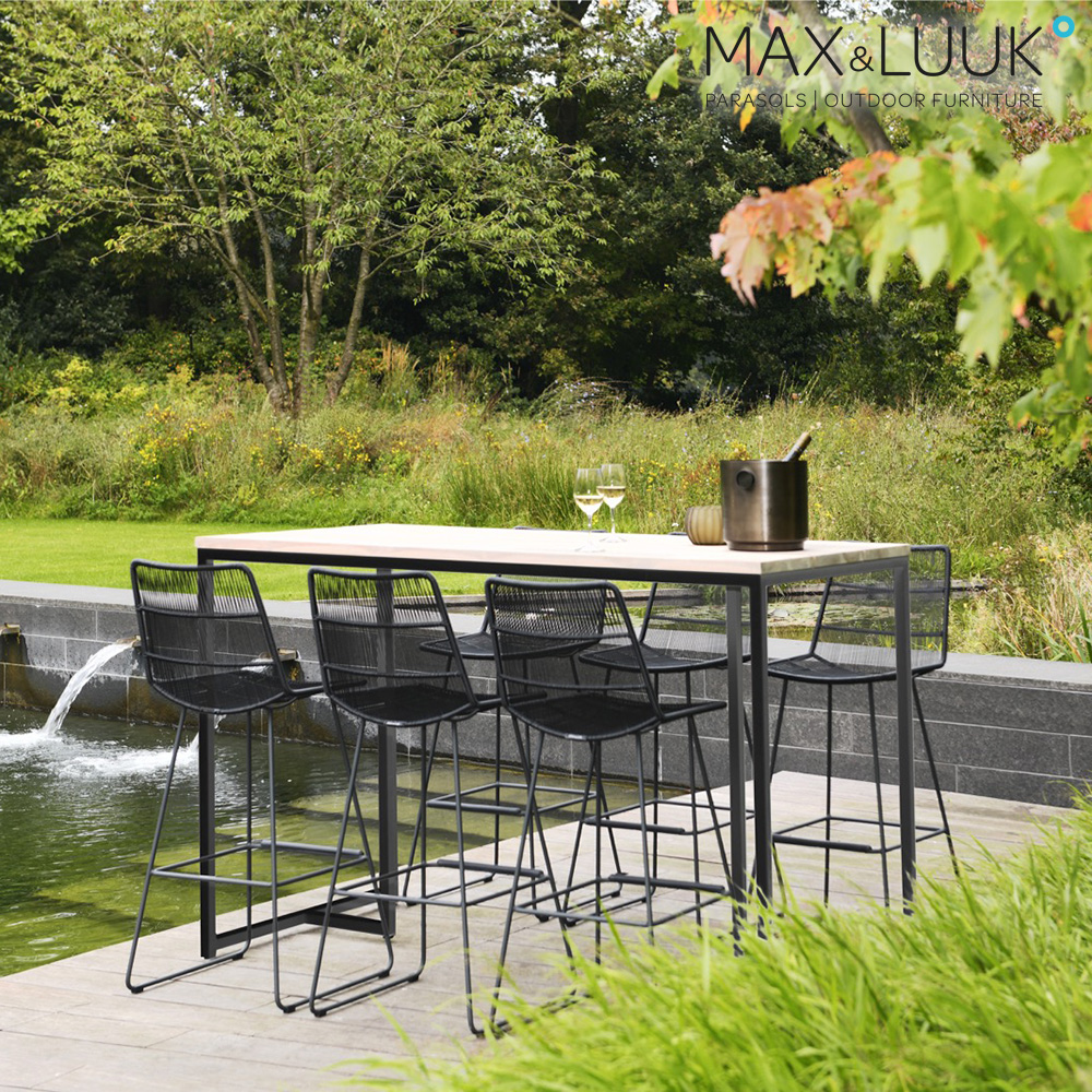 Table de jardin moderne avec quatre tabourets noirs près d'un bassin d'eau dans le jardin