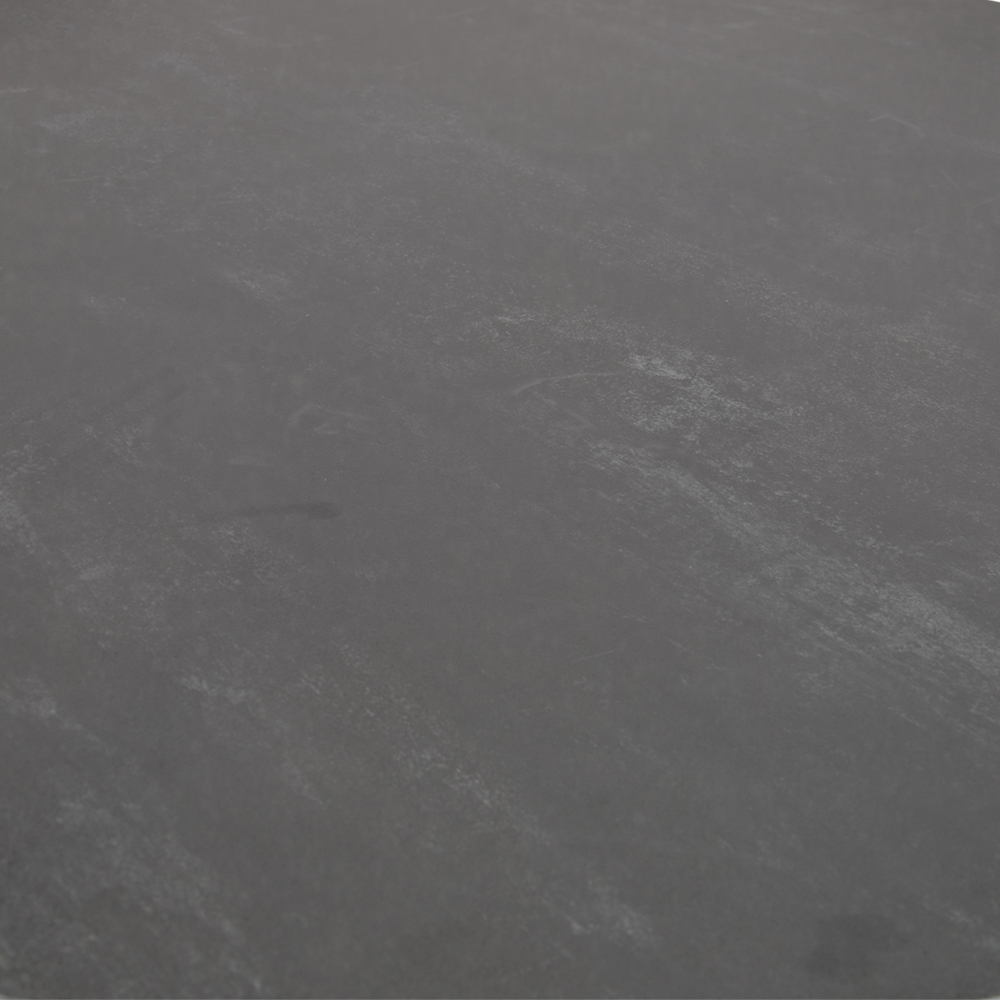 Gros plan d'une surface lisse en pierre noire avec une texture fine