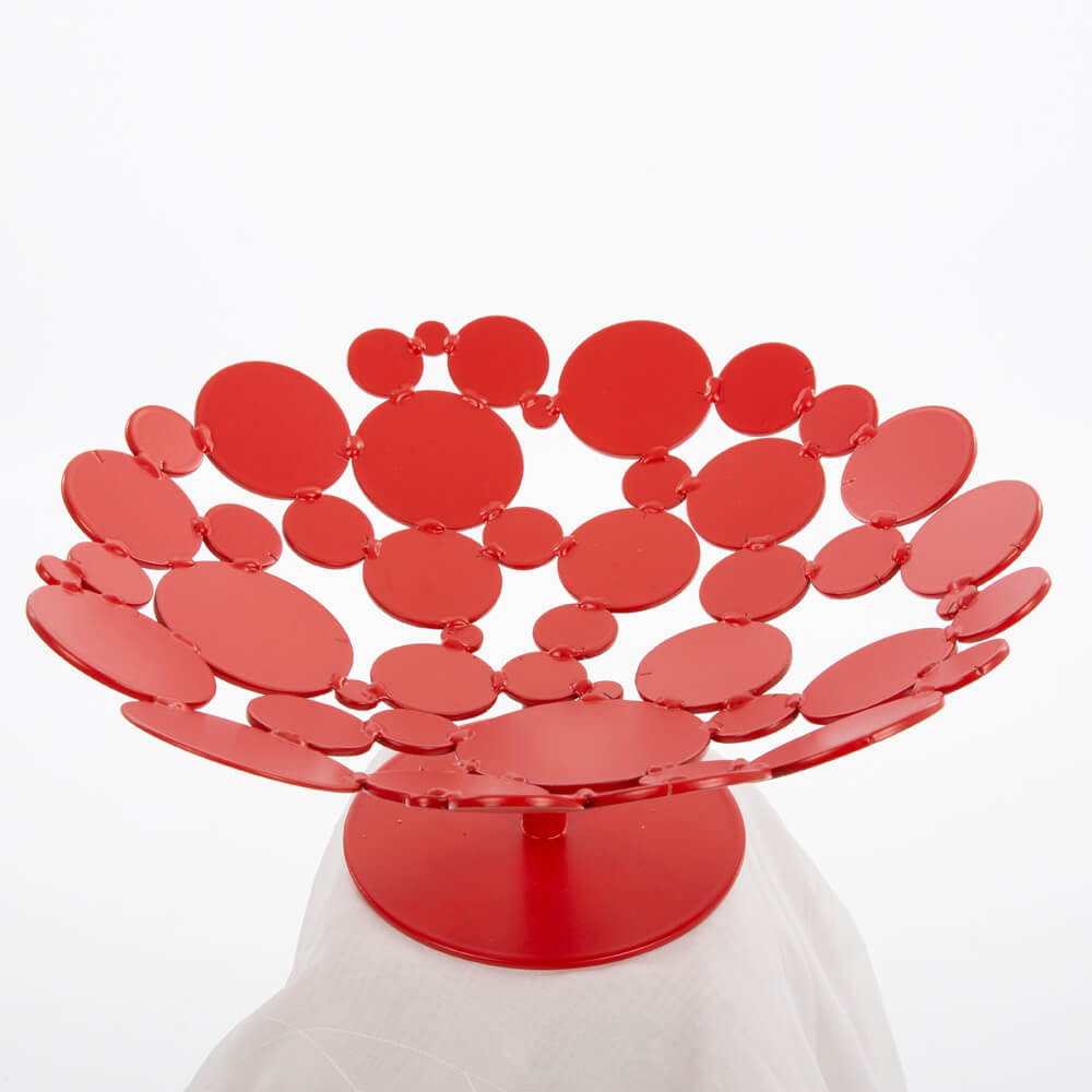 Coppa decorativa rotonda rossa in metallo con diverse forme circolari