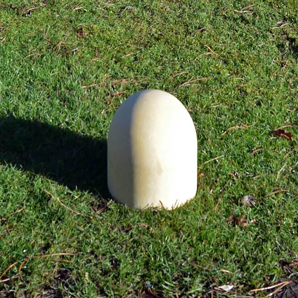Runde steinerne Gartendeko auf grünem Gras