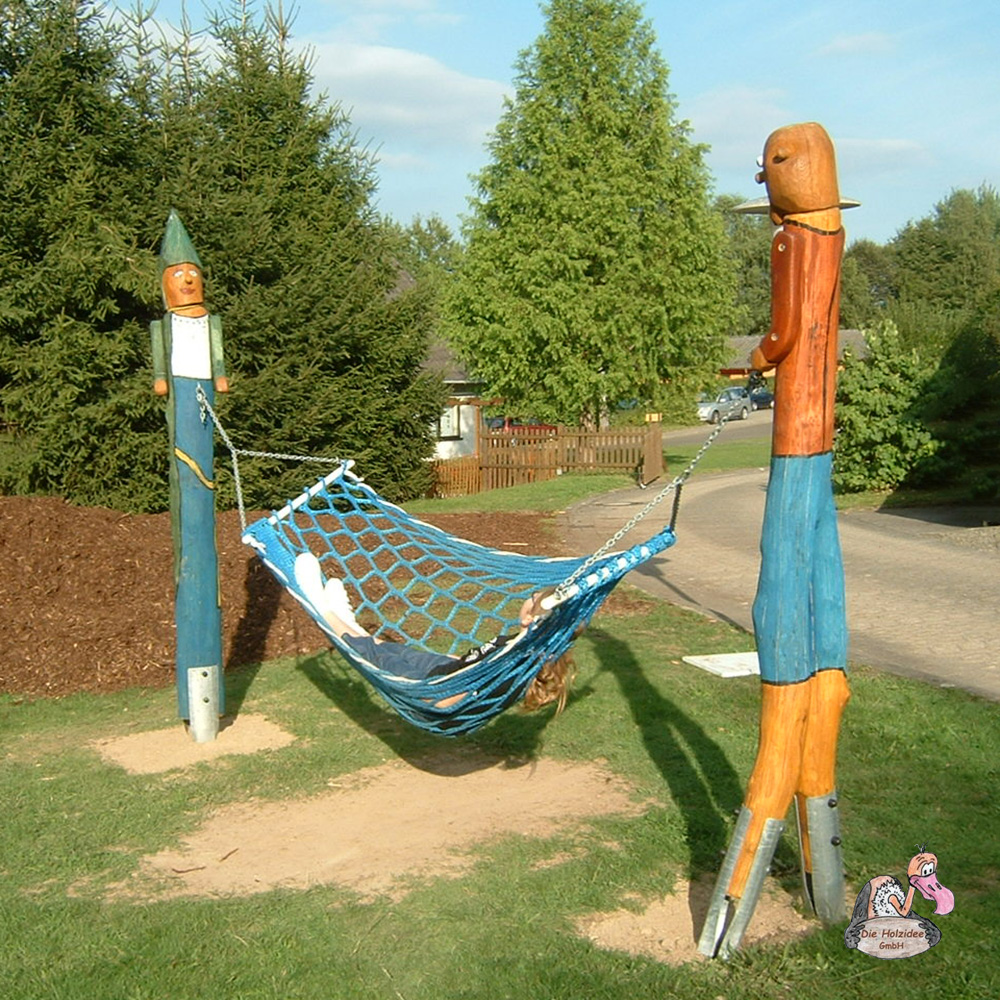 Outdoor Hängematte an Gestell aus geschnitzten Holzfiguren - Hängematte Burgfräulein und Knappe