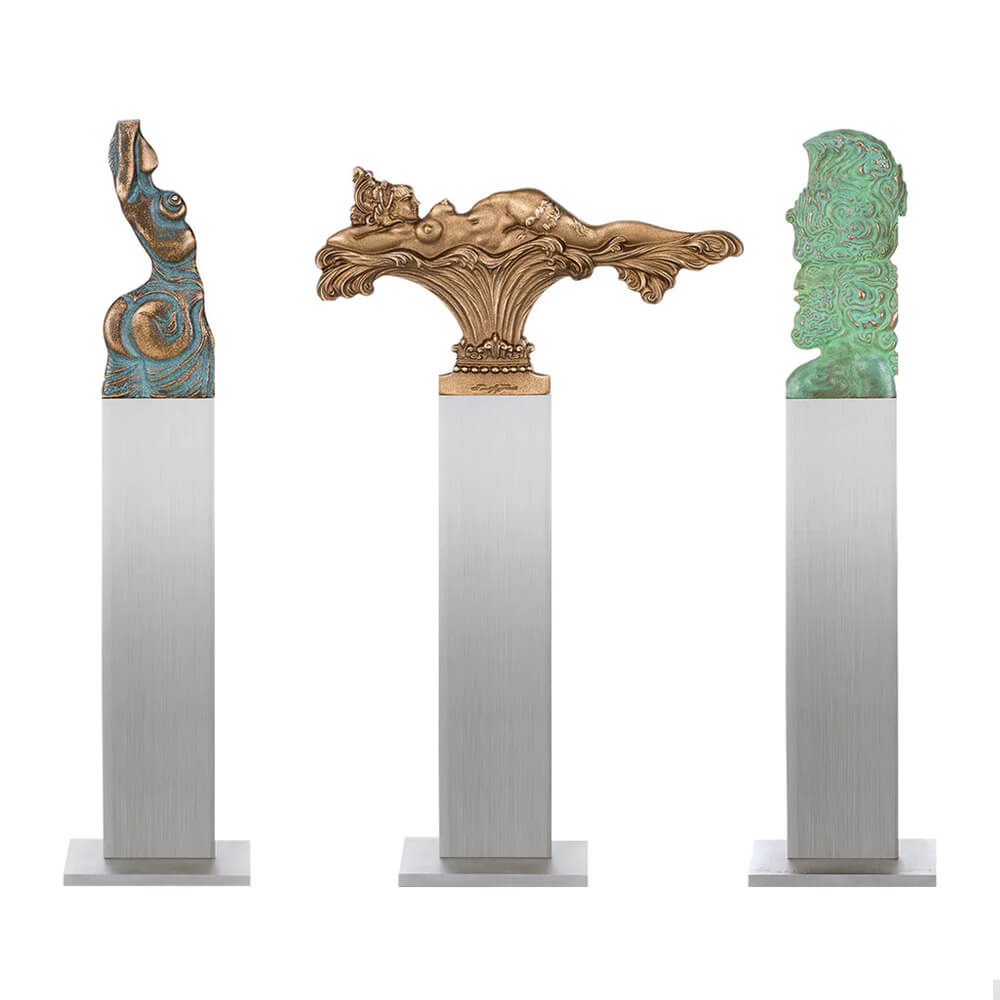 Tre sculture decorative da giardino in materiali diversi su colonne bianche