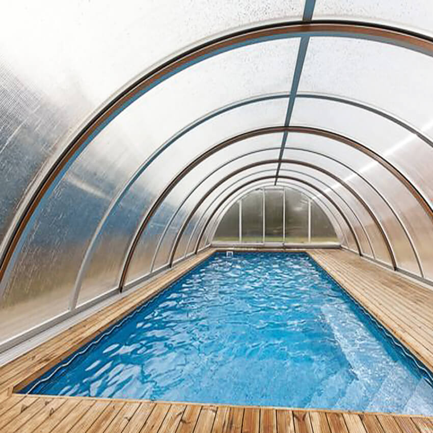 Modernes Schwimmbecken mit transparenter Überdachung und Holzrand im Garten