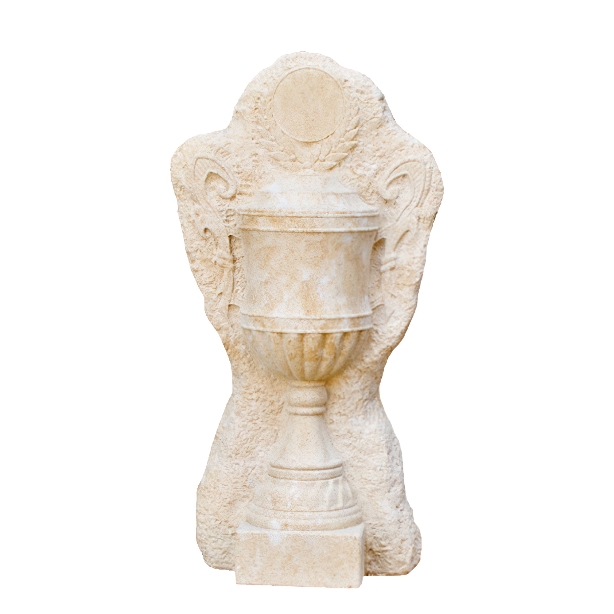 Klassischer Gartenbrunnen aus Stein mit dekorativen Details