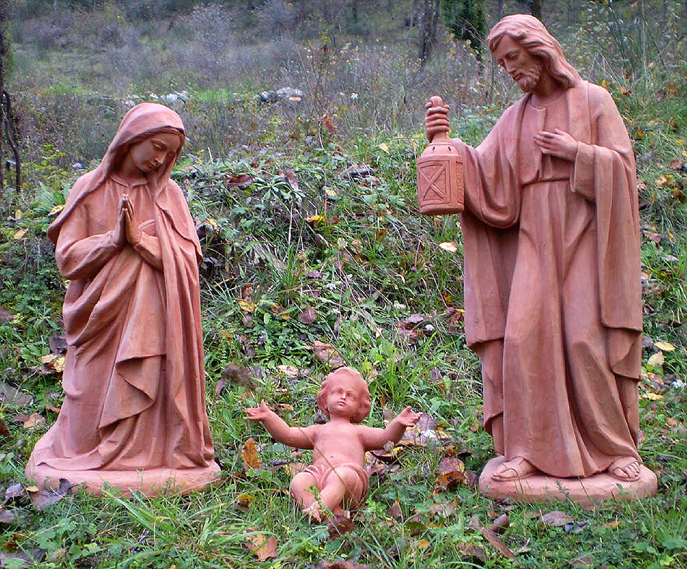 Décoration de jardin en bois sculptée à la main représentant une crèche de Noël en plein air sur l'herbe