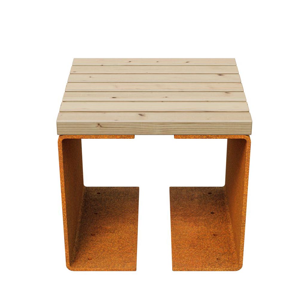 Moderner Gartentisch mit Holzplatte und Metallgestell vor weißem Hintergrund