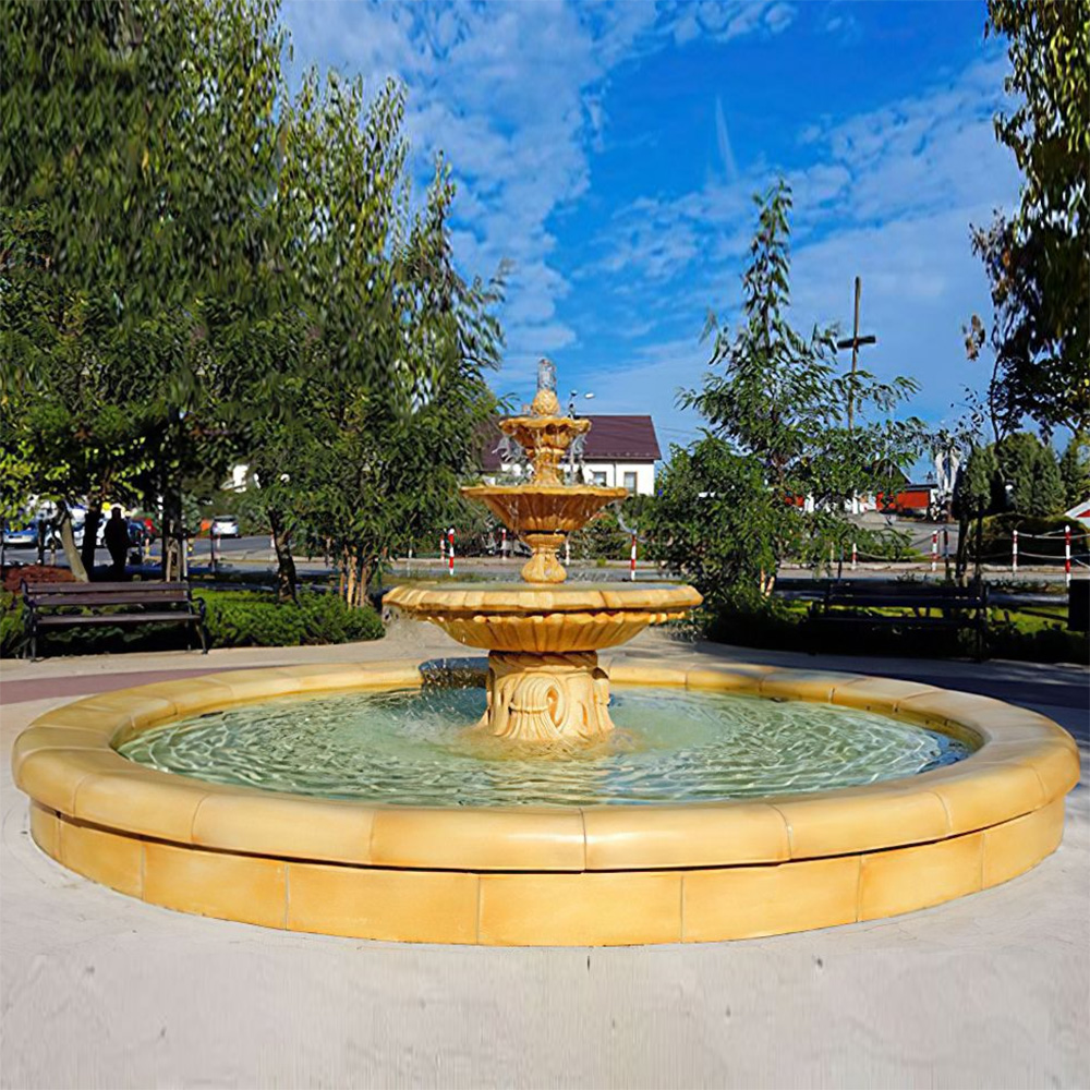 Grande fontana da giardino a più livelli in pietra con cielo sereno