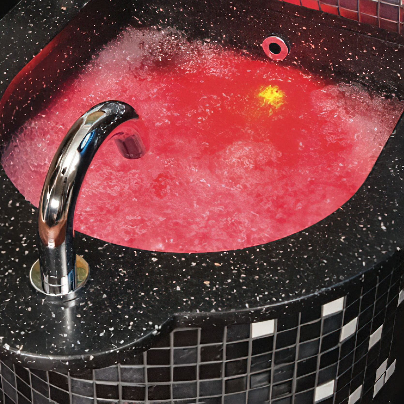 Beleuchtetes Fußbad zur Entspannung mit Mosaikfliesen und Sitzbank für privaten Gebrauch - Madu