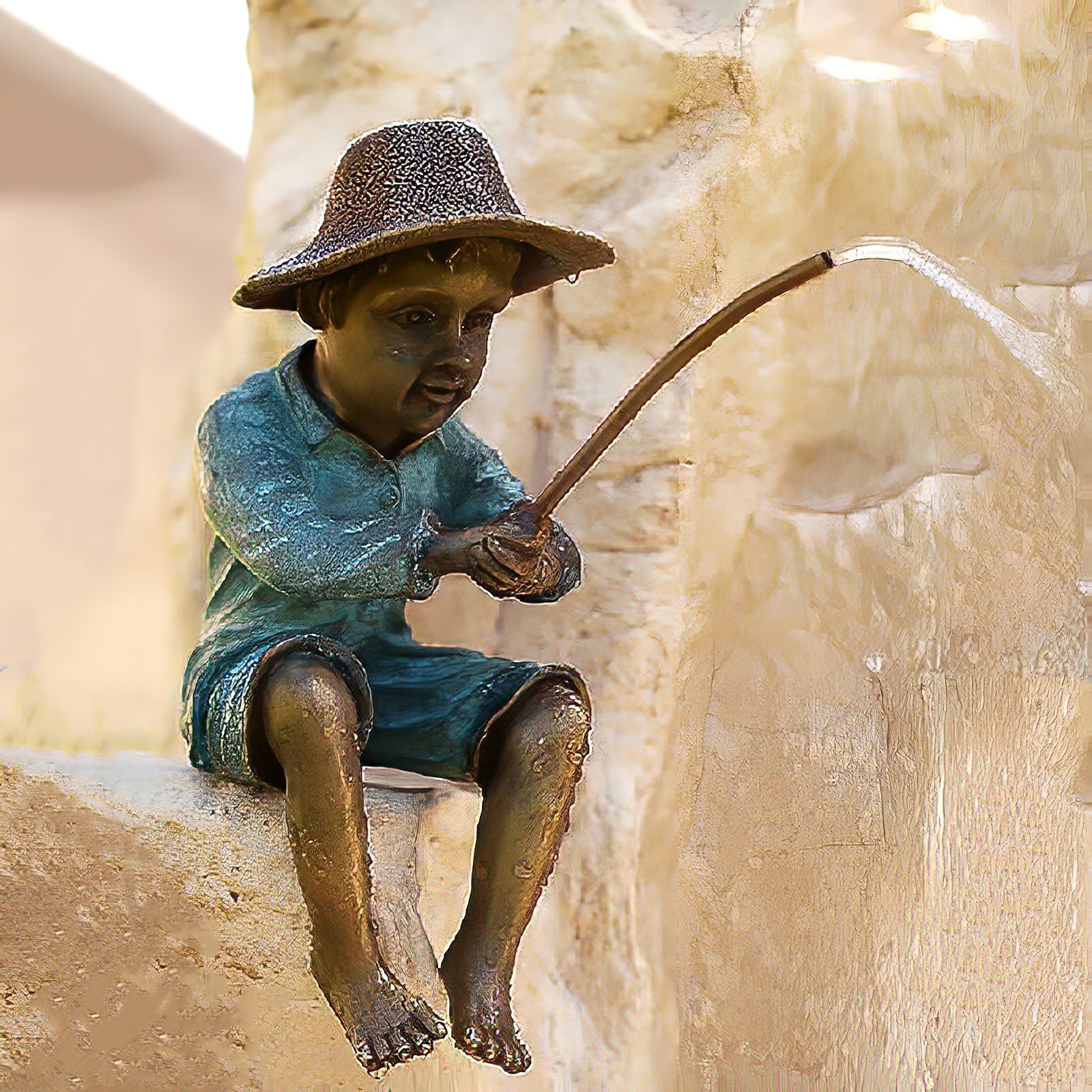 Décoration de jardin exclusive : statue en bronze d'un garçon avec un chapeau, assis avec une canne à pêche