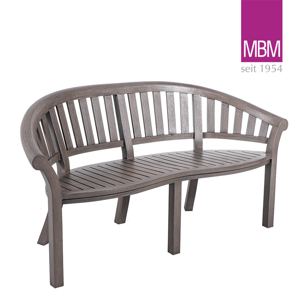Panca in legno marrone con schienale curvo per giardino