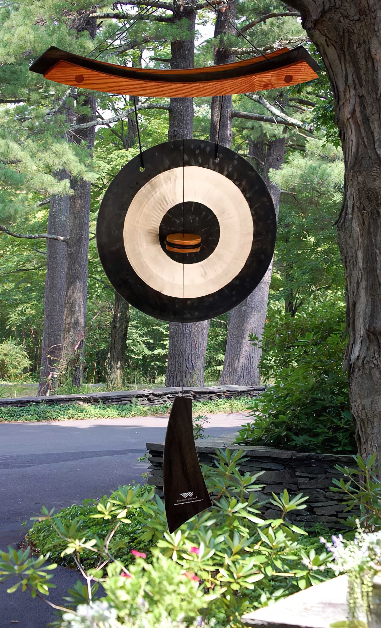 Grande campana da giardino rotonda con supporto in legno in un giardino verde