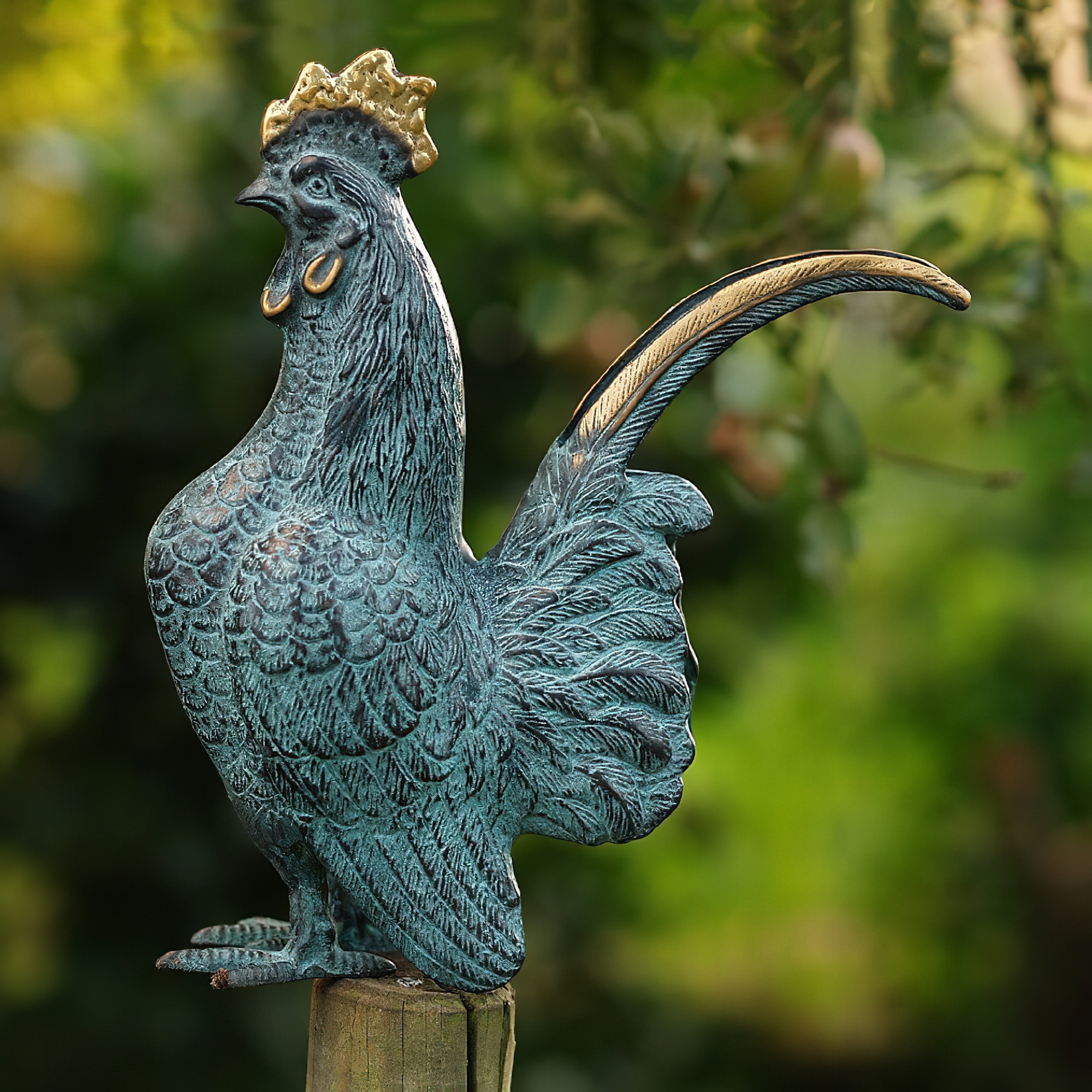 Decorazione da giardino dettagliata di un gallo con patina verde e corona dorata su palo di legno