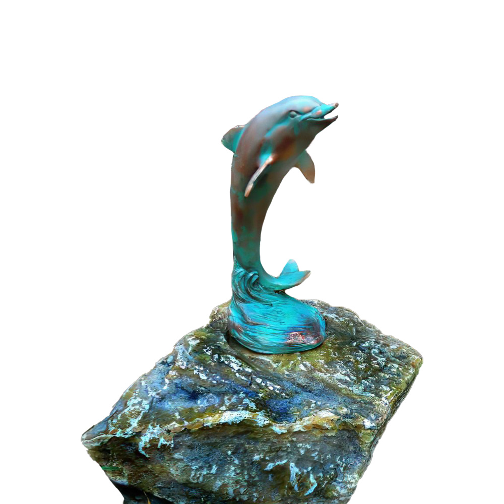 Bronzefigur eines Delfins, der aus einem Felsen springt, als Gartendekoration