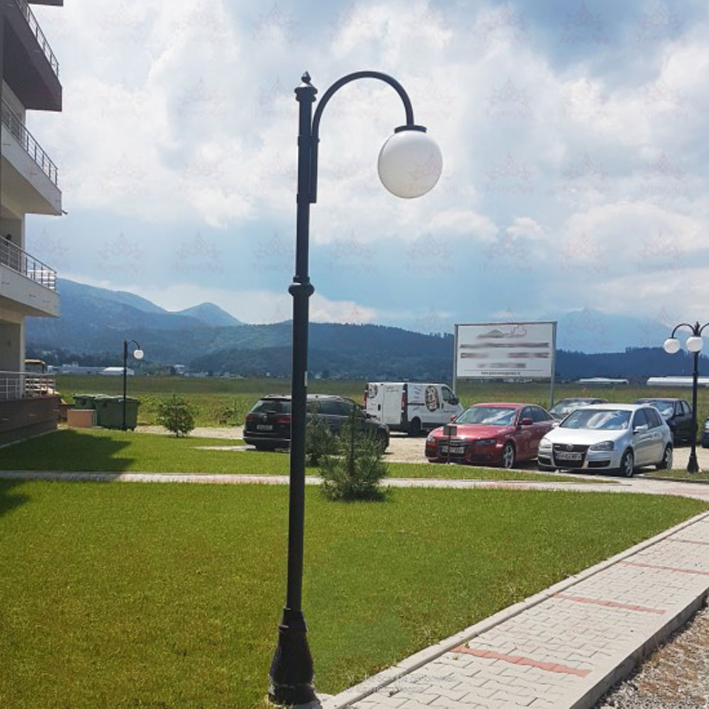 Antike gusseiserne Straßenlaterne mit Kugel-Lampe - Ando