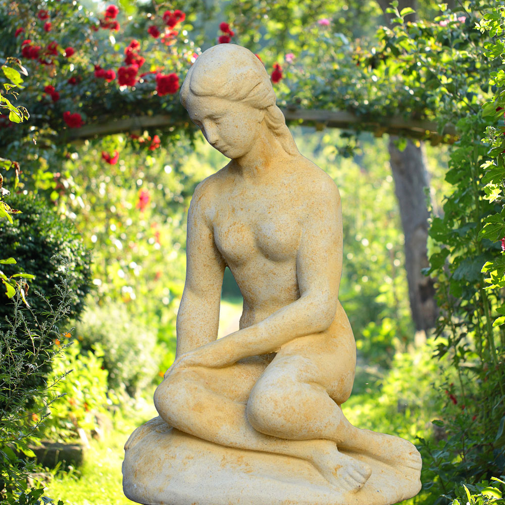 Garten Skulptur sitzende Frau - Arielle / Portland weiß