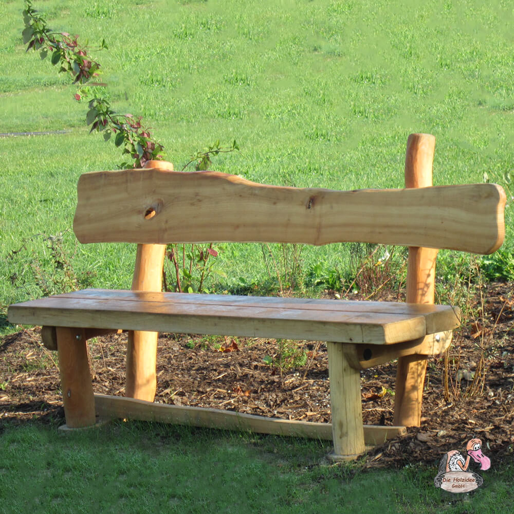 Banc de jardin robuste en bois naturel sur pelouse verte